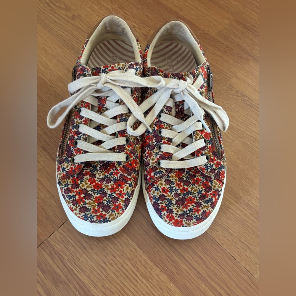 Women’s Taos Z Soul Sneakers size 9.5 in red floral multi